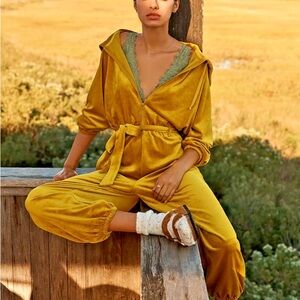 ANTHROPOLOGIE SATURDAY
SUNDAY Velvet‎ Hoodie Jumpsuit Romper Yellow Cozy Size S